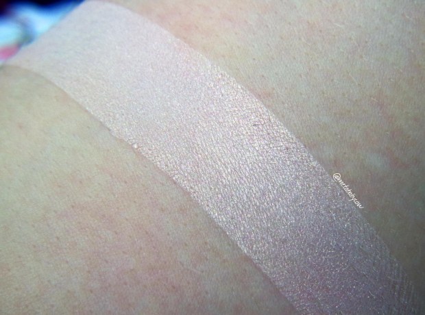 brija-cosmetics-intuition-aura-glow-swatch
